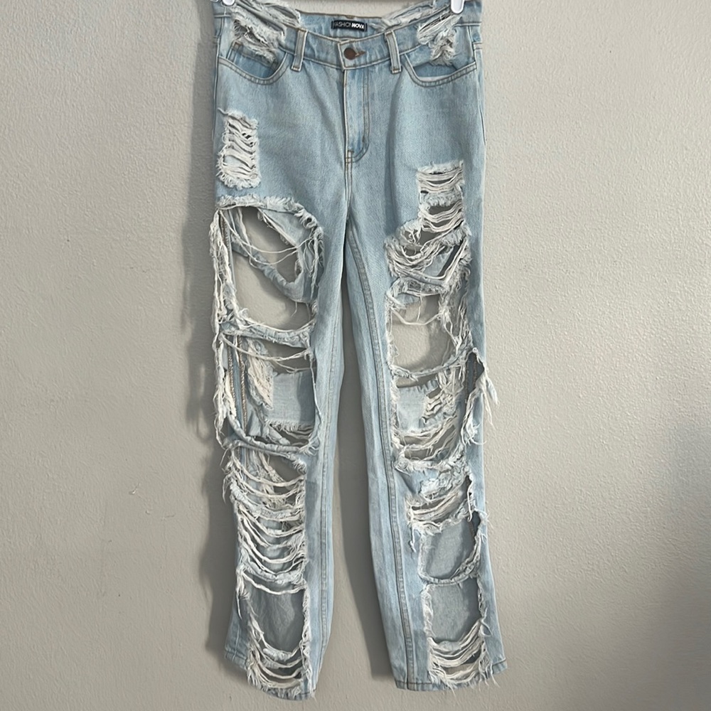 WOMEN’S DISTRESSED LIGHT WASH DENIM JEANS SIZE 5